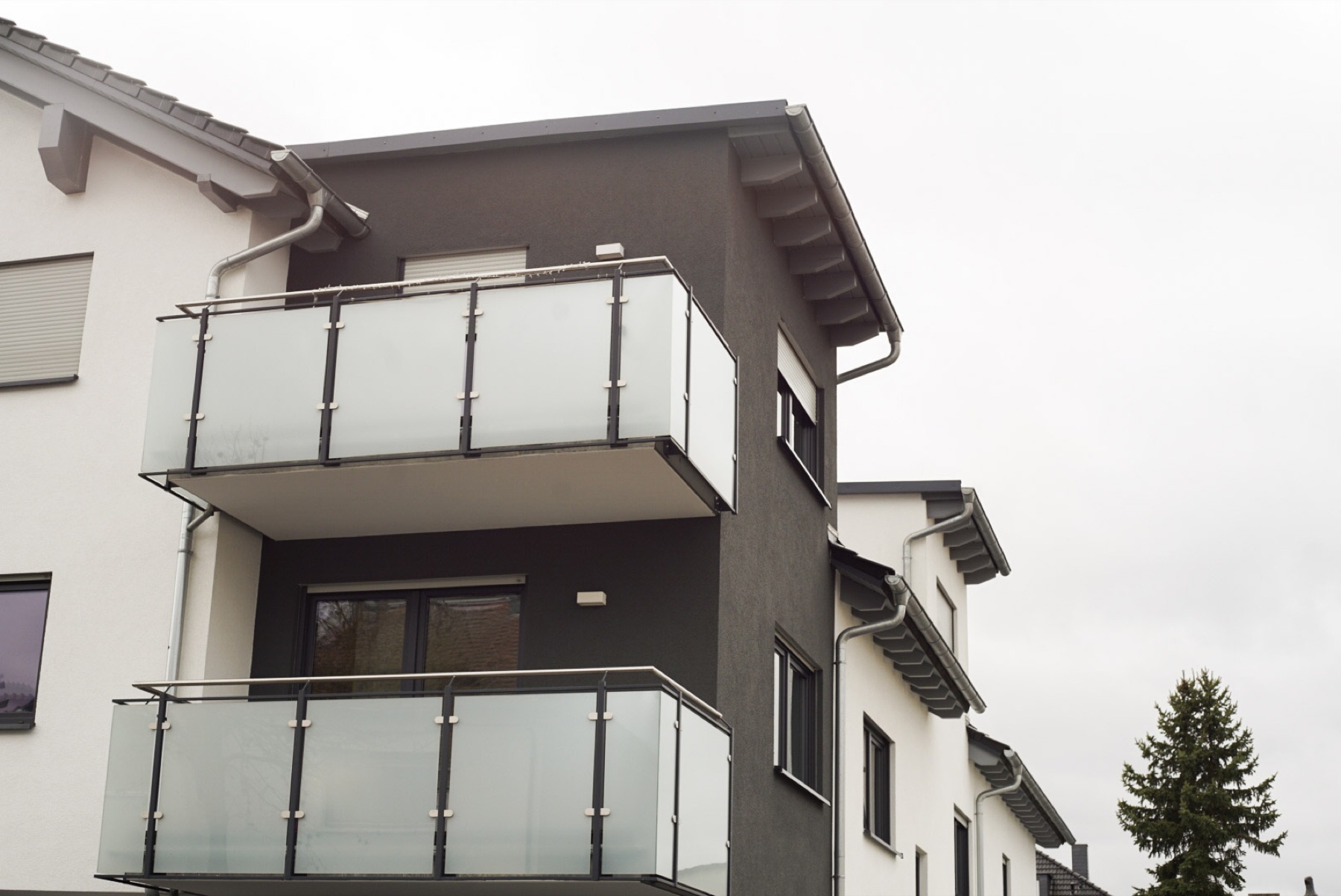 Fertiggestelltes modernes Mehrfamilienhaus