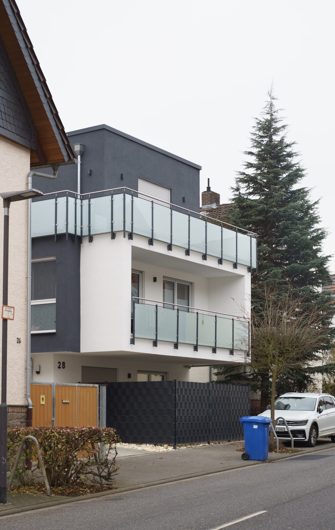 Fertiggestelltes modernes Wohnhaus mit Glasbalkonen